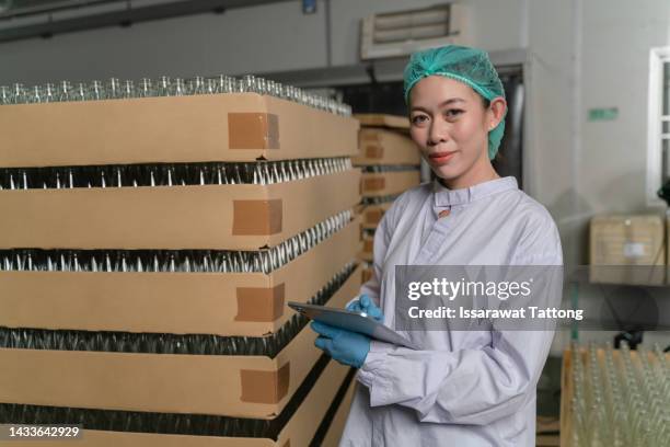 women employee working in beverage factory, woman factory manager - food and drink industry stock-fotos und bilder