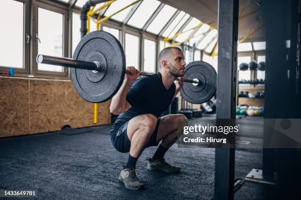 man training with weights - lange halter stockfoto's en -beelden