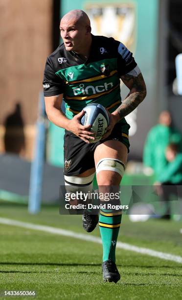 Aaron Hinkley of Northampton Saints runs with the ball during the Gallagher Premiership Rugby match between Northampton Saints and Newcastle Falcons...