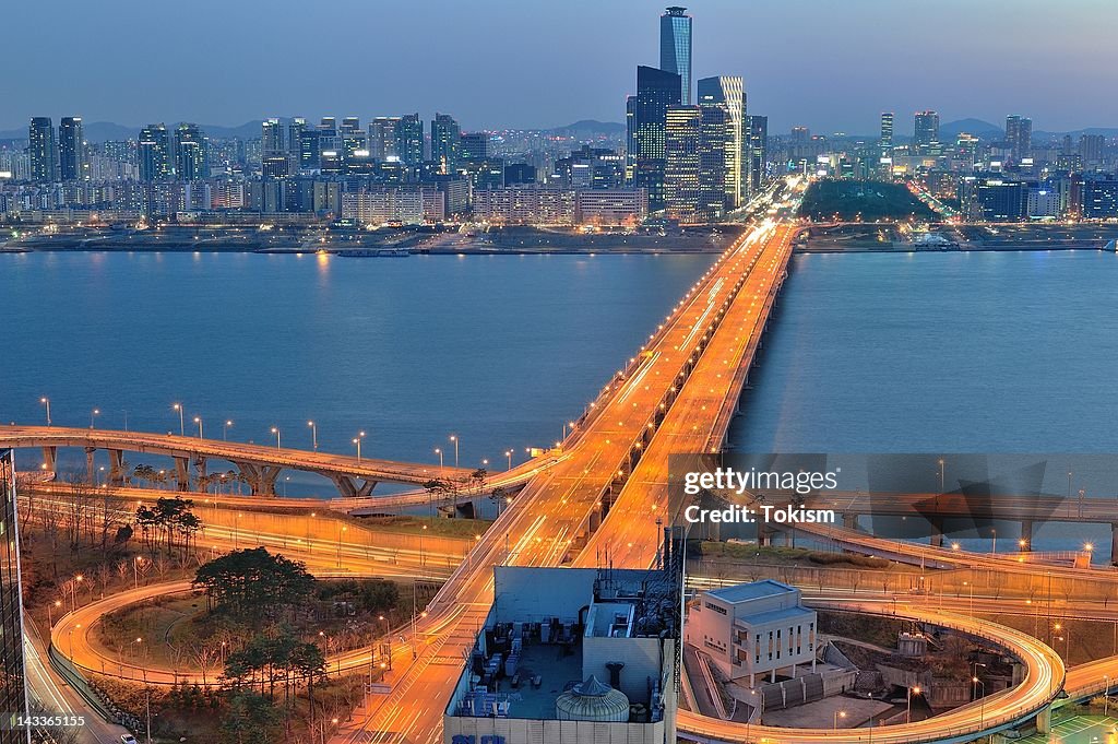 Mapo Bridge at dusk