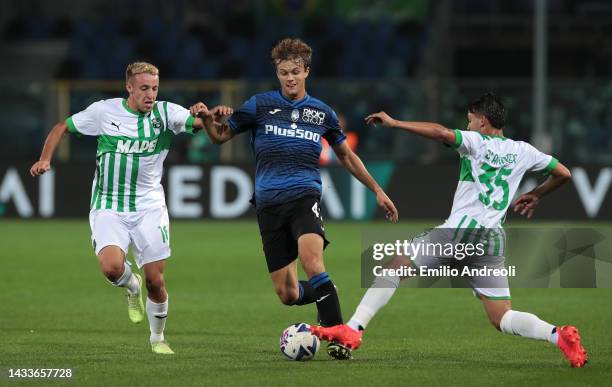 Giorgio Scalvini of Atalanta BC battles for possession with Davide Frattesi and Luca D'Andrea of US Sassuolo during the Serie A match between...