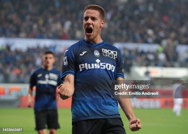 Mario Pasalic of Atalanta BC celebrates after scoring their team's first goal during the Serie A match between Atalanta BC and US Sassuolo at Gewiss...