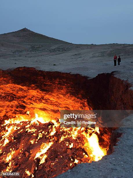 volcanic crater - vulkanische krater stockfoto's en -beelden