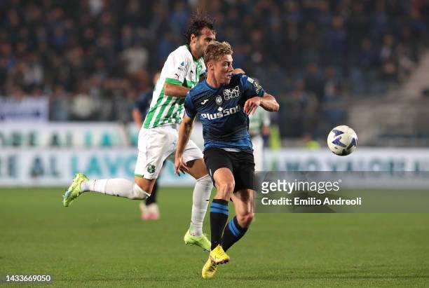 Rasmus Hojlund of Atalanta BC battles for possession with Gian Marco Ferrari of US Sassuolo during the Serie A match between Atalanta BC and US...