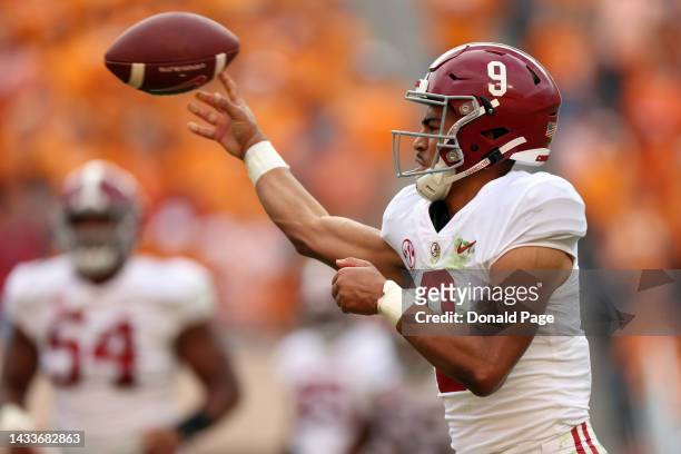 Quarterback Bryce Young of the Alabama Crimson Tide passes the ball in the first half against the Tennessee Volunteers at Neyland Stadium on October...