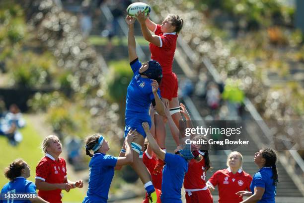 Giordana Duca of Italy and Sophie de Goede of Canada contest the ball during a line-out in the Pool B Rugby World Cup 2021 match between Italy and...