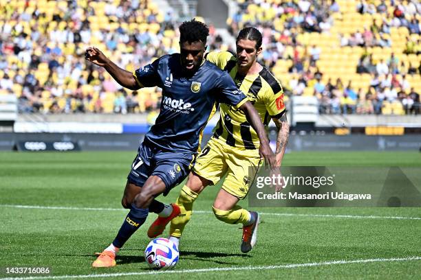 Kelechi John of the Mariners and Oskar Zawada of the Phoenix compete for the ball during the round two A-League Men's match between Wellington...