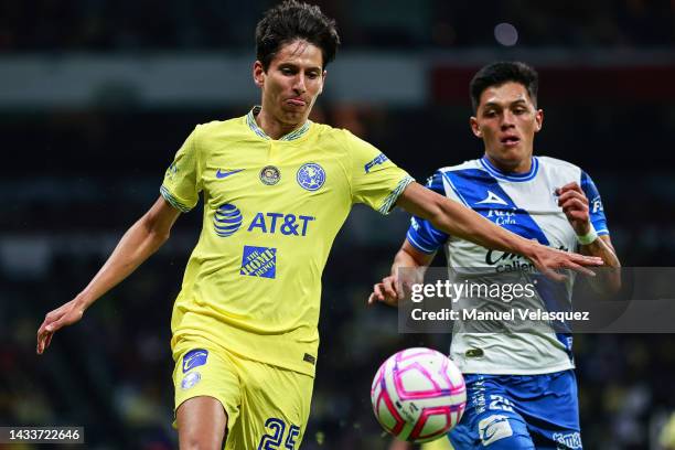 Jürgen Damm of America struggles for the ball against Ivo Vázquez of Puebla during the quarterfinals second leg match between America and Puebla as...