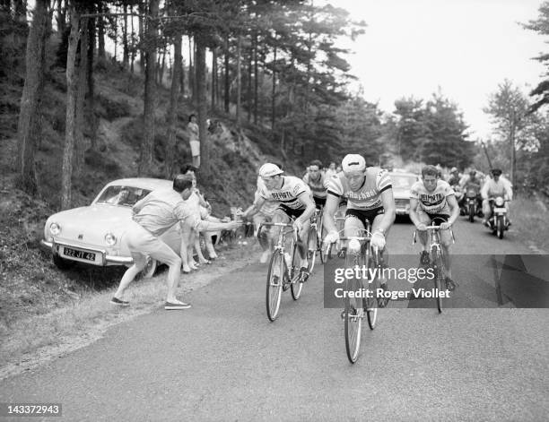 Tour de France, Spectator giving fresh supplies to Foucher.