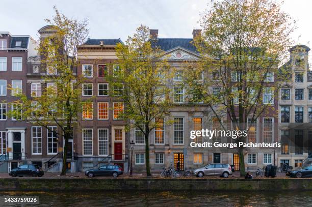 architecture of mansions in the canals of amsterdam, holland - ヨーロッパ　町並み ストックフォトと画像