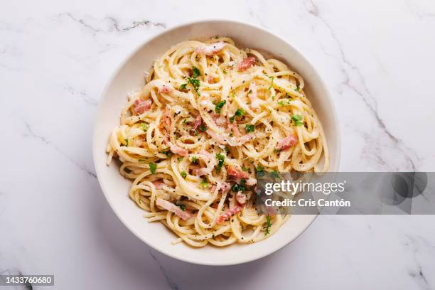 spaghetti carbonara - pasta fotografías e imágenes de stock