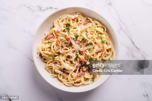 spaghetti carbonara - pasta stockfoto's en -beelden