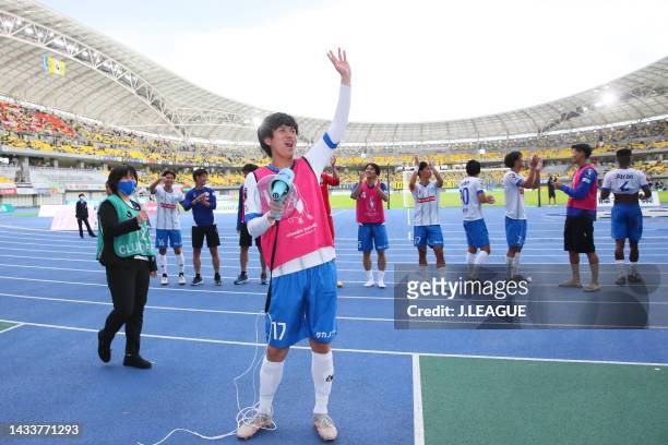 Ryo NIIZATO of Mito Hollyhock applauds fans after the J.LEAGUE Meiji Yasuda J2 41st Sec. Match between Tochigi SC and Mito Hollyhock at kanseki...