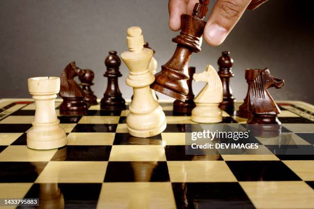 check mate-concept of business strategy and success - chess photos et images de collection