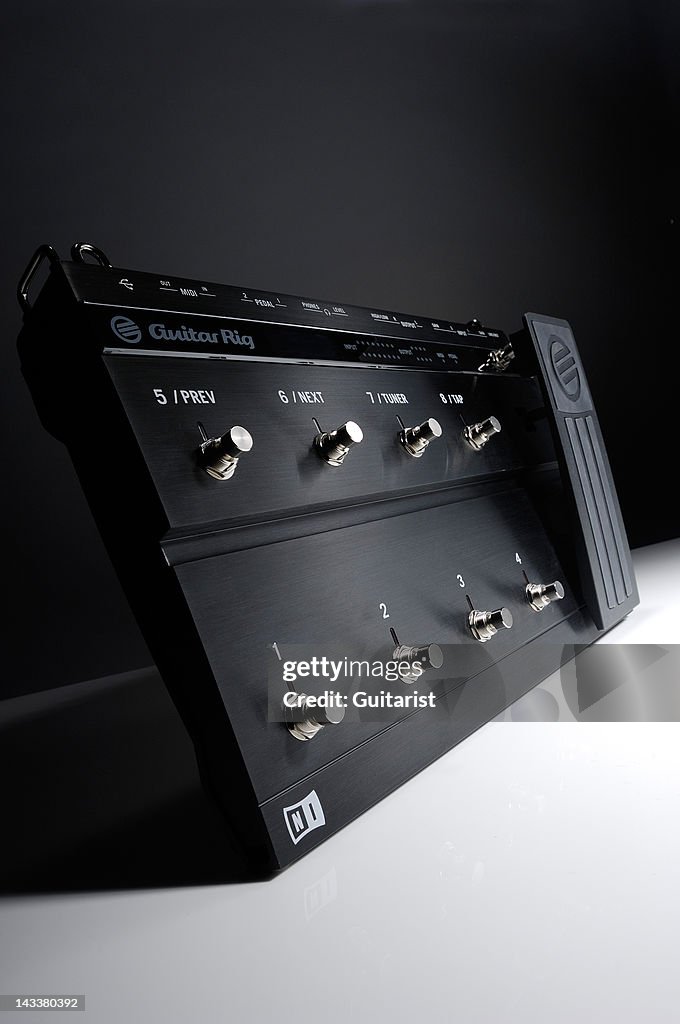 Native Instruments Rig Controller A Native Instruments Guitar Rig 3 Kontrol Edition electric guitar ...
