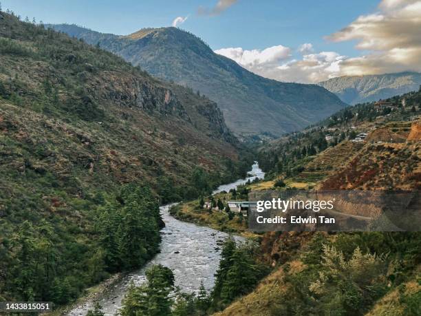 vista del valle en thimphu, bután - capital de butan fotografías e imágenes de stock