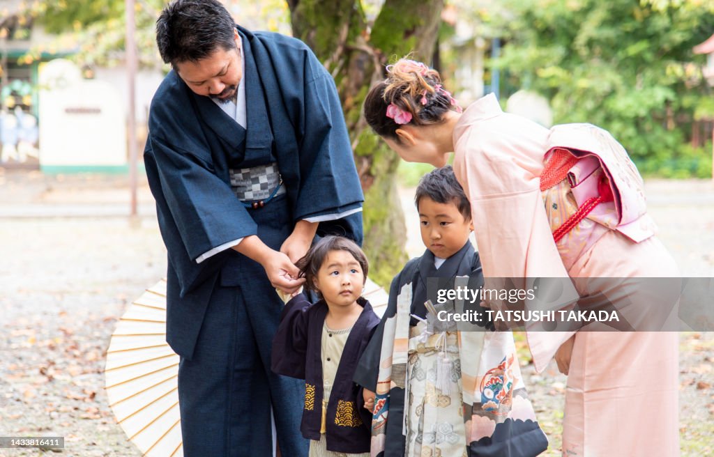 Commemorative photo of Shichi-go-san with family in kimono