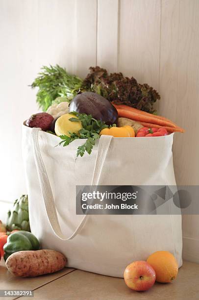 variety of vegetables in reusable bag - reusable bag fotografías e imágenes de stock