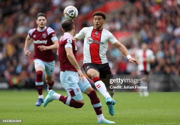 Che Adams of Southampton runs with the ball during the Premier League match between Southampton FC and West Ham United at Friends Provident St....