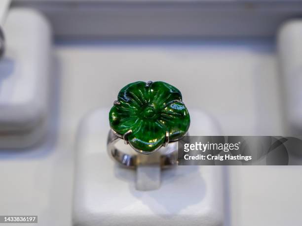 macro close up emerald coloured gemstone set rings arranged in a row in jewellery store shop setting. luxury ring display with shining colourful stones and diamonds. high end luxury shopping. - emerald green stock pictures, royalty-free photos & images