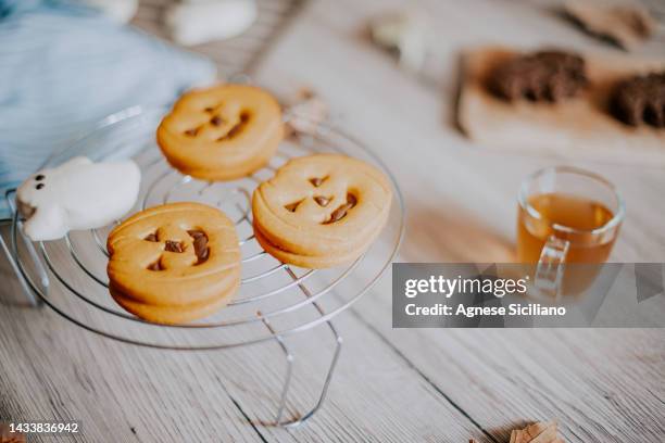 hello halloween! - cookie monster stockfoto's en -beelden