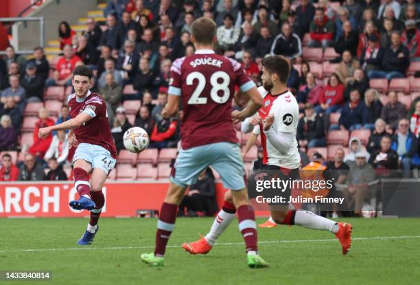 Declan Rice of West Ham United scores their side's first goal during the Premier League match between Southampton FC and West Ham United at Friends...