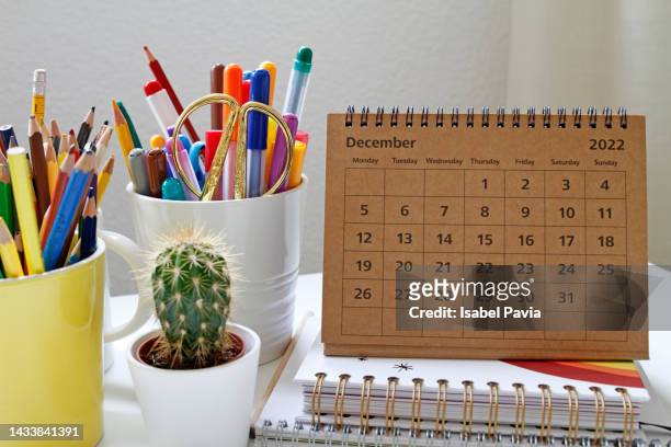 december calendar on desk - week stockfoto's en -beelden