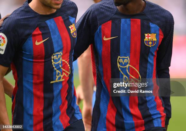 Barcelona players look on wearing the modified OVO owl logo on the front of the FC Barcelona shirt, which celebrates Canadian musician Drake...