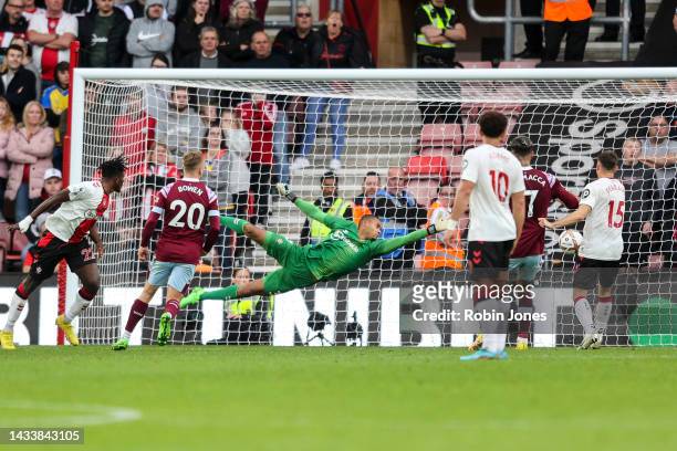 Keeper Gavin Bazunu of Southampton is beaten by Declan Rice of West Ham United shot as he scores a goal to make it 1-1 during the Premier League...