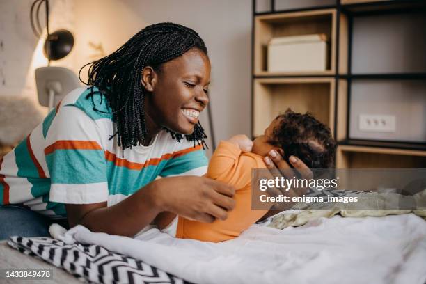 madre y bebé love - black mother holding newborn fotografías e imágenes de stock