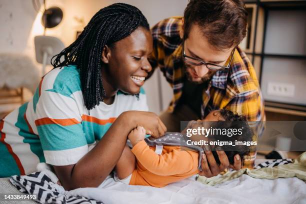 glückliche eltern und baby - burping stock-fotos und bilder