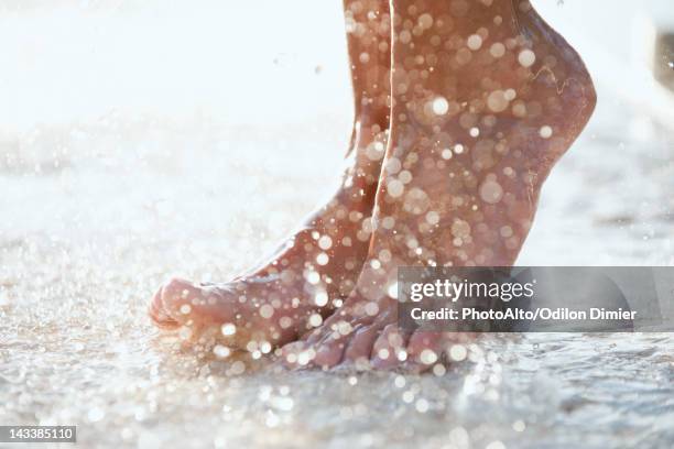 feet under shower outdoors - barfuß stock-fotos und bilder