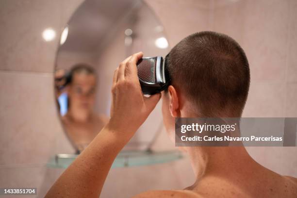 woman shaving her hair - head shave stockfoto's en -beelden