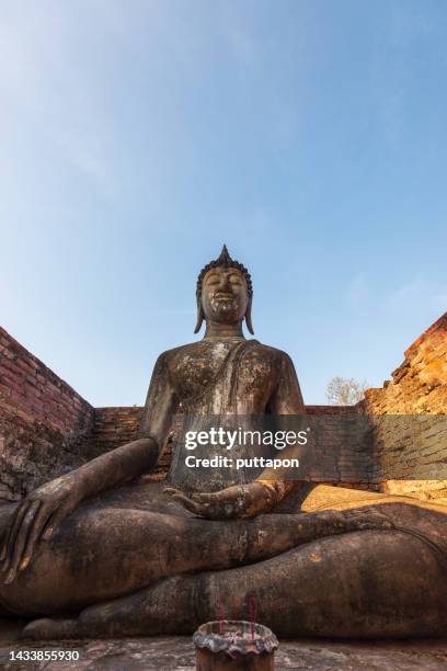 old buddha statue at wat si chum, sukhothai - mudra stock pictures, royalty-free photos & images