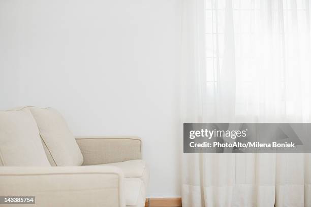 living room decorated in white - curtain imagens e fotografias de stock