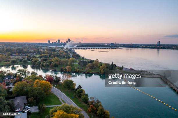 niagara river recreation trail in kingsbridge park and chippawa waterworks, niagara falls, canada - niagra falls stockfoto's en -beelden