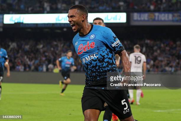 Juan Jesus of SSC Napoli celebrates after scoring a goal to make the score 1-1 during the Serie A match between SSC Napoli and Bologna FC at Stadio...