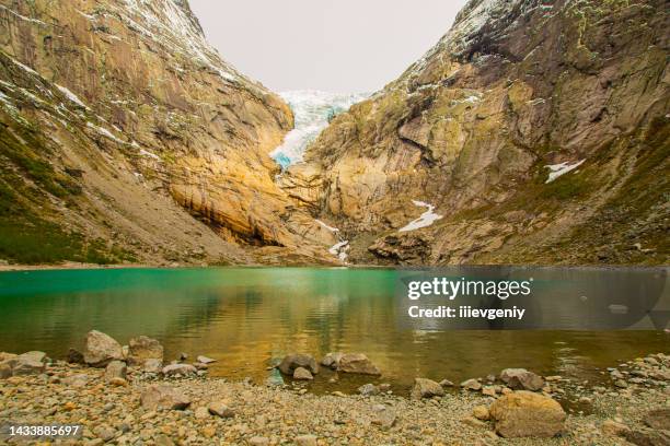 gletscher auf dem berg. schnee. winter. malerische landschaft in norwegen. wunderschöne natur im norden. skandinavien. abenteuer in den bergen. norwegisches klima - olden norwegen stock-fotos und bilder