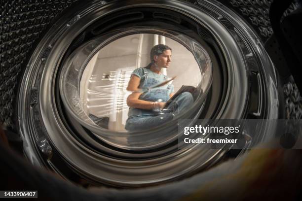 attente pour la lessive - washing machine photos et images de collection
