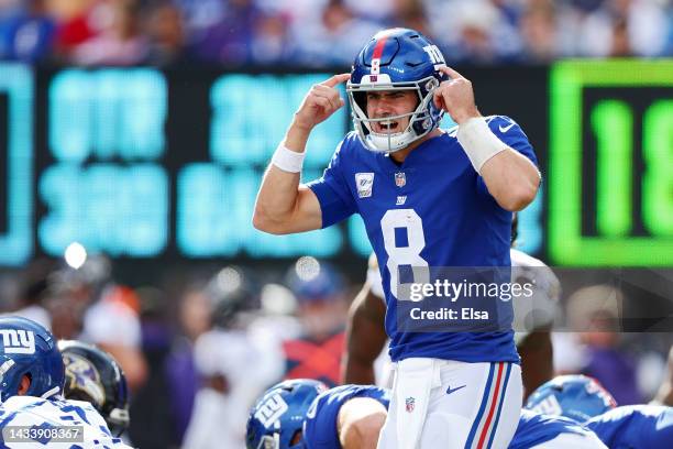 Daniel Jones of the New York Giants calls a play against the Baltimore Ravens during the third quarter at MetLife Stadium on October 16, 2022 in East...