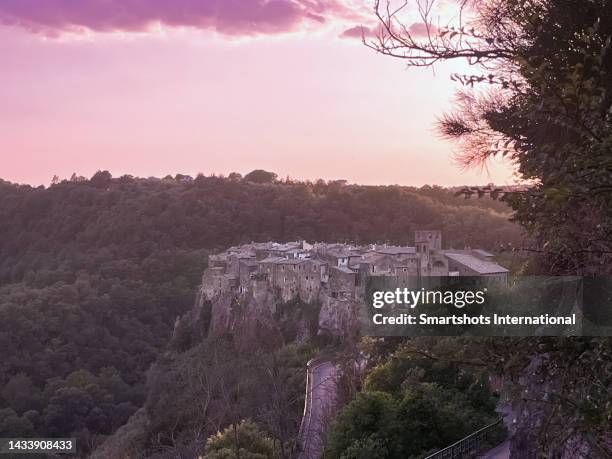 dramatic cityscape of calcata on an isolated hill in lazio, italy - calcata stock-fotos und bilder