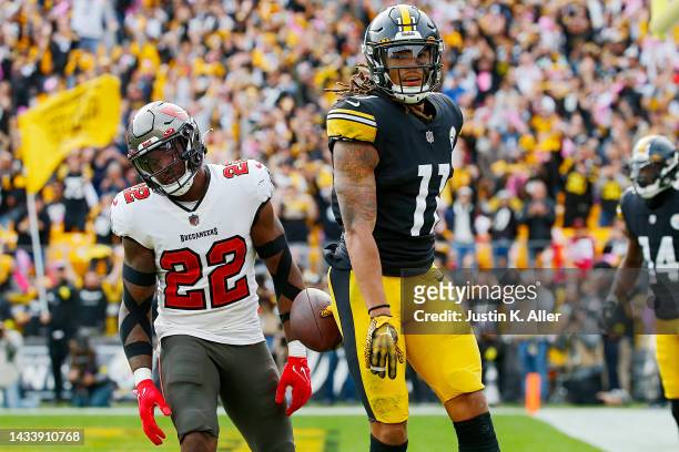 Chase Claypool of the Pittsburgh Steelers scores a touchdown in front of Keanu Neal of the Tampa Bay Buccaneers during the fourth quarter at Acrisure...