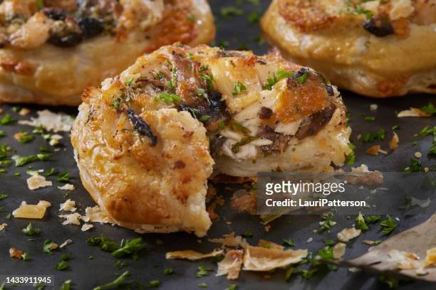 creamy roast chicken and mushroom puff pastry shell's - vol au vent stockfoto's en -beelden