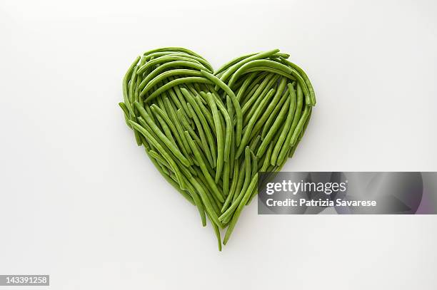 heart-shaped formed by fresh green beans - haricot vert photos et images de collection