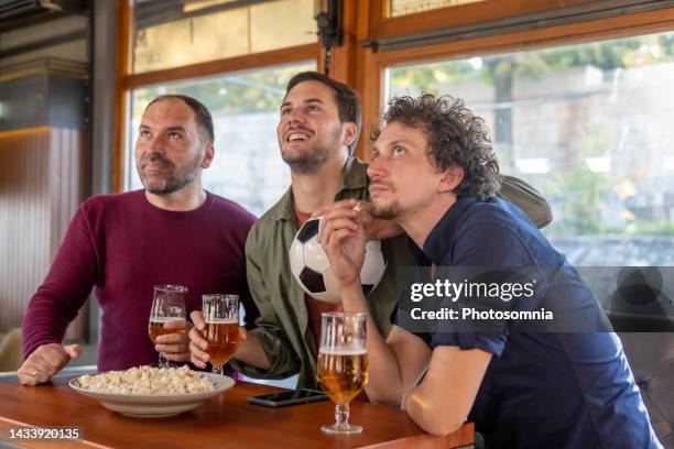 regarder le football à un bar des sports - bar tender photos et images de collection