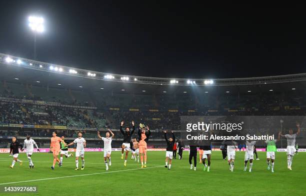 Players of AC Milan celebrate towards the fans following their side's victory in the Serie A match between Hellas Verona and AC MIlan at Stadio...