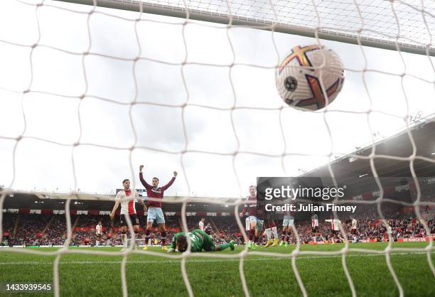 Declan Rice of West Ham United scores their side's first goal during the Premier League match between Southampton FC and West Ham United at Friends...
