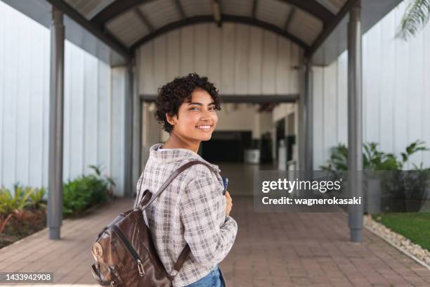 portrait of a student on the university campus - laatstejaars high school stockfoto's en -beelden