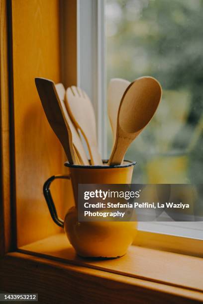 wooden kitchen utensils in pitcher holder - wooden spoon imagens e fotografias de stock