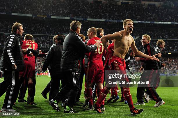 Bayern Munich celebrate winning the penalty shoot out during the UEFA Champions League Semi Final second leg between Real Madrid CF and Bayern Munich...